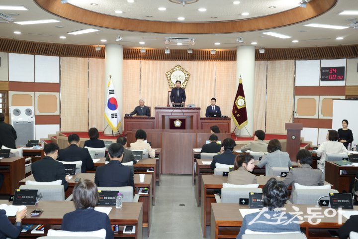 김운남 의장이 27일 제2차 본회의를 끝으로 폐회를 선언하고 있다.  사진제공ㅣ고양시의회 
