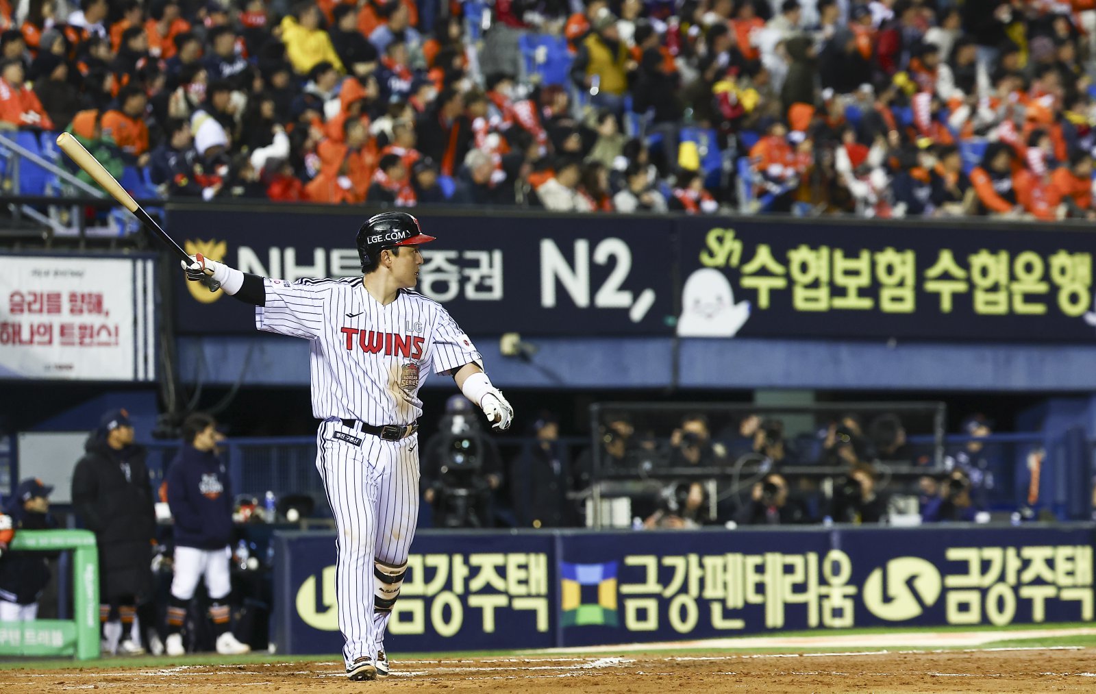 LG 박동원이 27일 잠실구장에서 열린 한화와 KS 2차전서 2점홈런 포함 3타수 2안타 1홈런의 맹타를 휘두르며 팀의 13-5 승리를 이끌었다. 1, 2차전을 모두 승리한 LG는 90.5%의 우승 확률을 잡았다. 박동원이 3회말 2점홈런을 쳐낸 뒤 타구를 응시하고 있다. 잠실|뉴시스