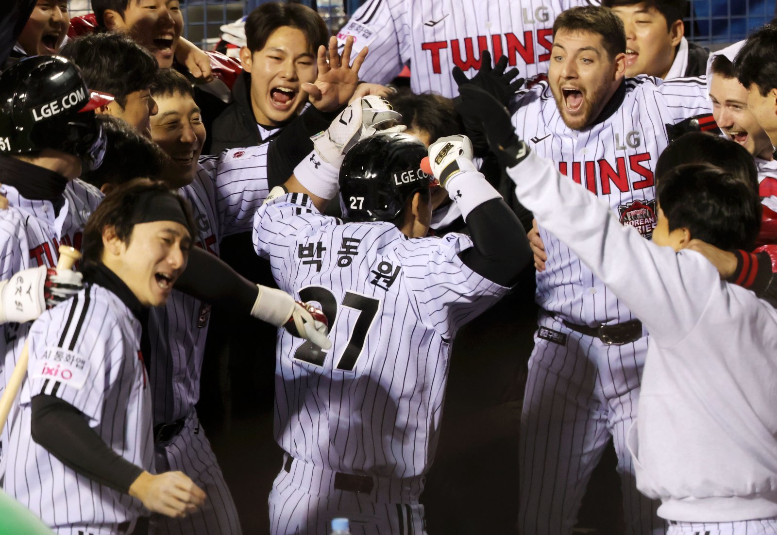 LG 박동원(27번)이 27일 잠실구장에서 열린 한화와 KS 2차전서 2점홈런 포함 3타수 2안타 1홈런의 맹타를 휘두르며 팀의 13-5 승리를 이끌었다. 1, 2차전을 모두 승리한 LG는 90.5%의 우승 확률을 잡았다. 박동원이 2회말 구본혁의 안타 때 득점한 뒤 동료들과 기뻐하고 있다. 잠실|뉴시스