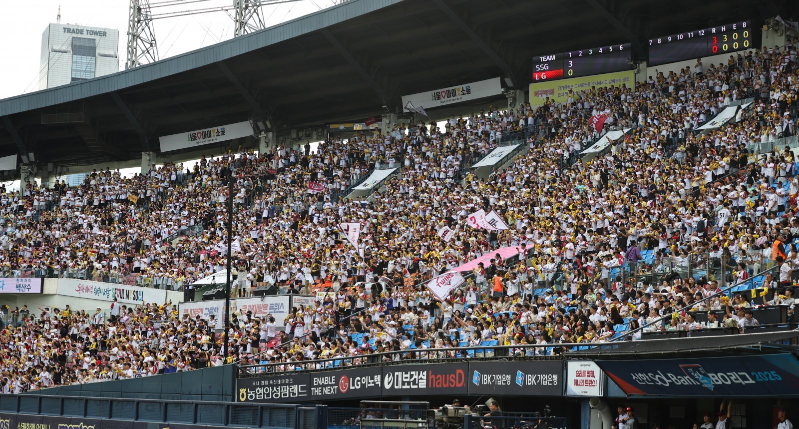 ‘2025 신한 SOL 뱅크 KBO리그’는 역대 단일 정규시즌 최다인 1231만2519명의 관중을 기록했다. 프로야구는 2018년부터 이어진 신한은행의 든든한 후원 속에 매년 흥행 열기를 내뿜고 있다. 만원 관중이 들어찬 잠실구장. 뉴시스