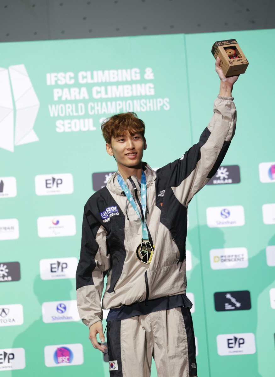 9월 열린 2025 IFSC 서울 스포츠클라이밍&파라클라이밍 세계선수권대회 남자 리드에서 금메달을 획득한 이도현. 사진 제공|대한산악연맹