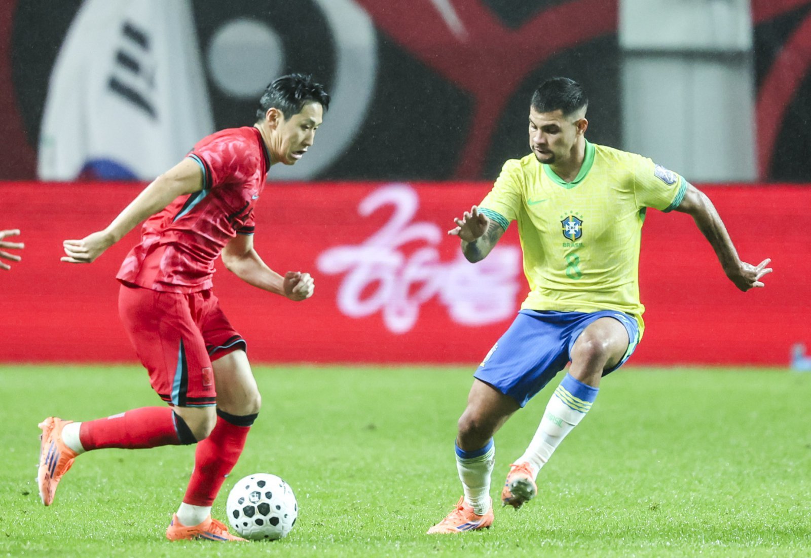 브루노 기마랑이스 브라질 대표팀 미드필더(오른쪽)가 10일 서울월드컵경기장에서 열린 한국과 친선전 도중 이강인의 돌파를 막고 있다. 상암|뉴시스