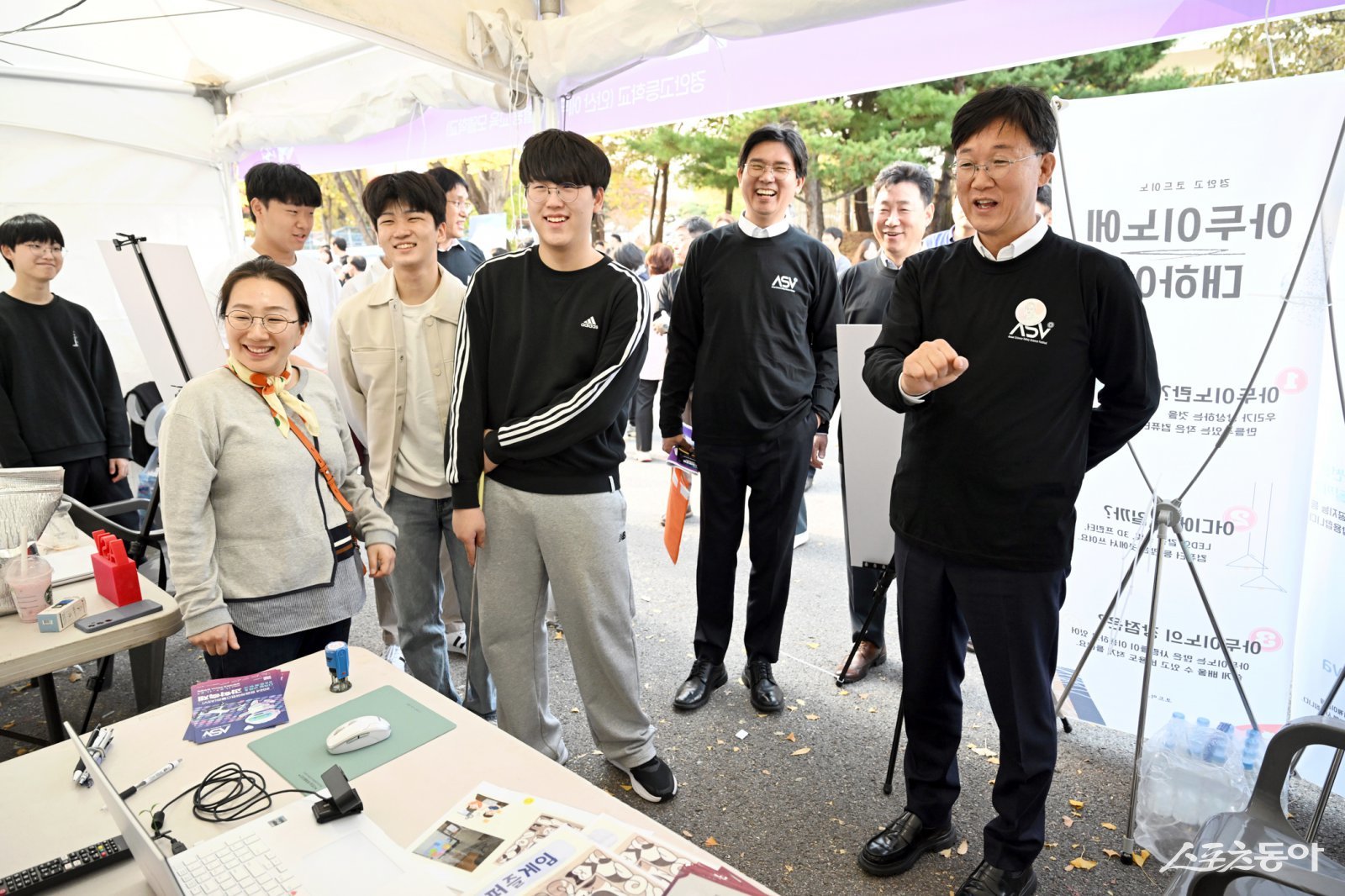 이민근 안산시장(오른쪽 첫번째)이 지난해 11월 7일 한양대 ERICA캠퍼스에서 열린 ASV과학축제 참여 부스(경안고등학교 운영)를 방문하고 있다. 사진제공|안산시
