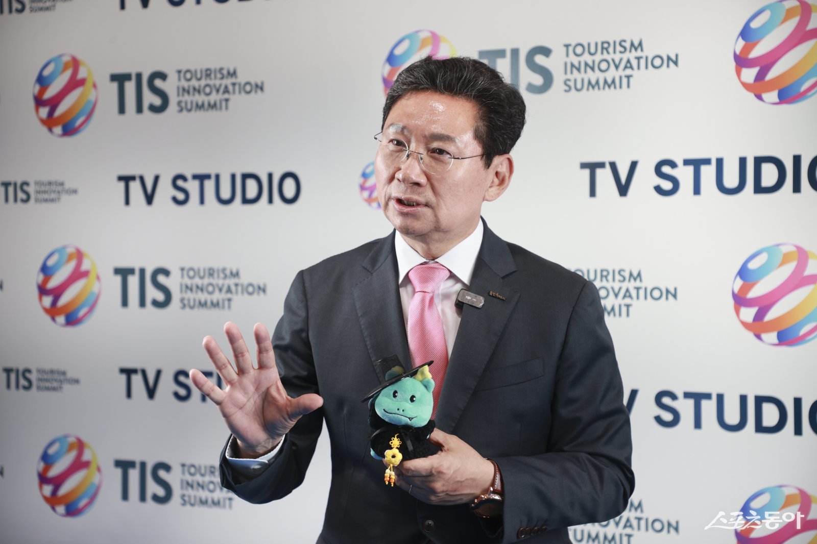 지난 23일 세비야 피베스에서 이상일 시장이 조아용 인형을 들고 네벡스트와 방송 인터뷰를 하고 있다. 사진제공｜용인시