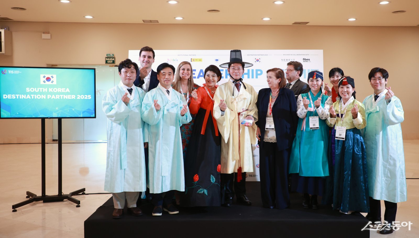 지난 22일 세비야 피베스에서 이상일 시장과 시 대표단이 한복을 입고 기념사진을 촬영하고 있다. 사진제공｜용인시