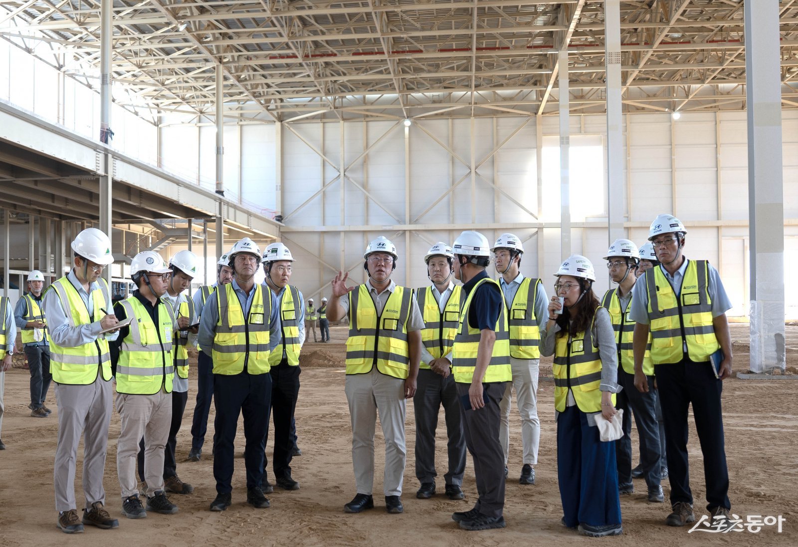 정의선 회장(가운데)이 26일(현지시간) 현대차 사우디아라비아 생산법인(HMMME)을 찾아 신공장 건설 현황과 사우디아라비아 판매전략을 점검하고 있다. 사진제공 ｜현대