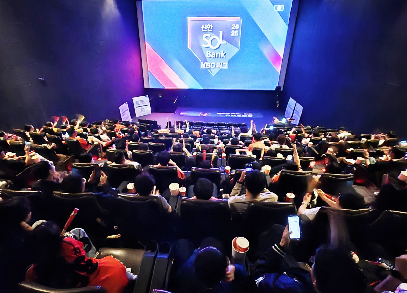 10월 18일(토) CGV 용산점에서 진행된 체험형 응원 팝업스토어 ‘스포츠토토와 함께하는 응원 한 판!’에 참가한 시민들이 영화관에서 응원을 즐기고 있다.