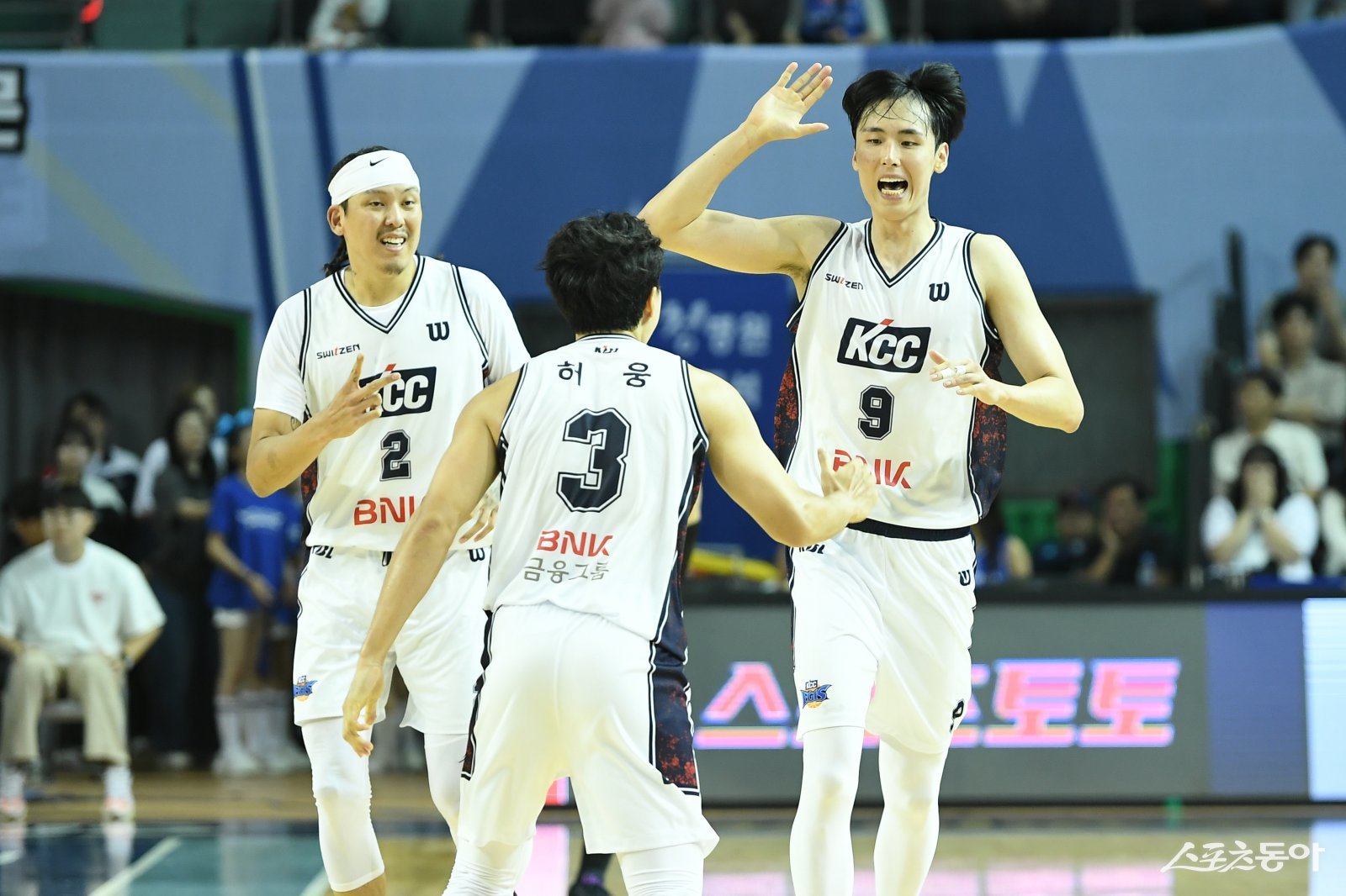 KCC 최준용(왼쪽)이 부상에서 회복해 복귀를 준비하고 있다. KCC는 정규리그 2라운드부터 더 강한 전력을 구축할 전망이다. 사진제공|KBL