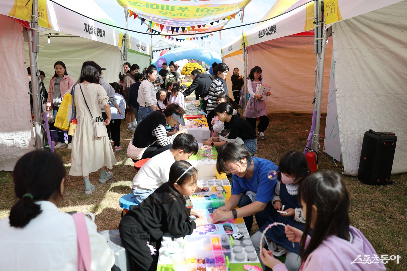 28일 축제장을 찾은 어린이들이 다양한 체험 등을 즐기며 축제장 곳곳에서 즐거운 한 때를 보내고 있다. 사진제공=강진군