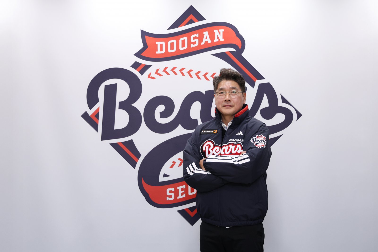 감독을 맡았던 지도자가 코치로 현장에 복귀하는 일은 더 이상 어색하지 않다. 사령탑 경력이 풍부한 양상문 한화 투수코치는 지난해 중반 사령탑으로 부임한 김경문 감독의 부름에 주저 없이 코치로 돌아왔다. 올해는 홍원기 전 키움 감독이 지휘봉을 내려놓은지 3개월여 만에 두산 수석코치로 현장에 복귀했다. 사진제공｜두산 베어스