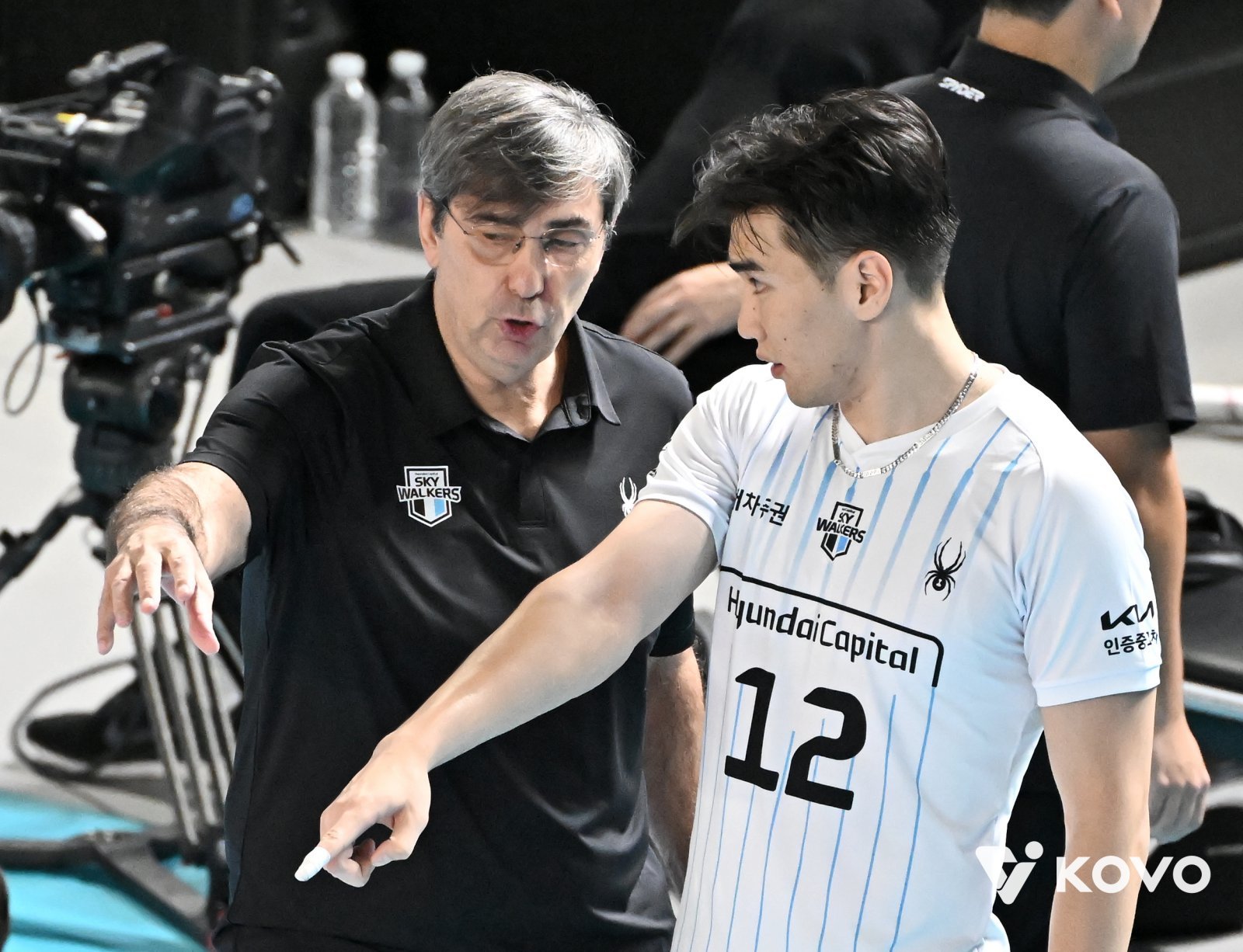 현대캐피탈 아시아쿼터 바야르사이한 밧수(오른쪽)는 이번 시즌 V리그 남자부에서 아포짓 스파이커로서 대박조짐을 보이고 있다. 2시즌 전 미들블로커로서도 좋은 활약을 펼친 그는 필립 블랑 감독(왼쪽)의 신뢰 속에 새 포지션에 잘 적응했다. 반드시 코리안드림을 이뤄내겠다는 각오다. 사진제공│KOVO