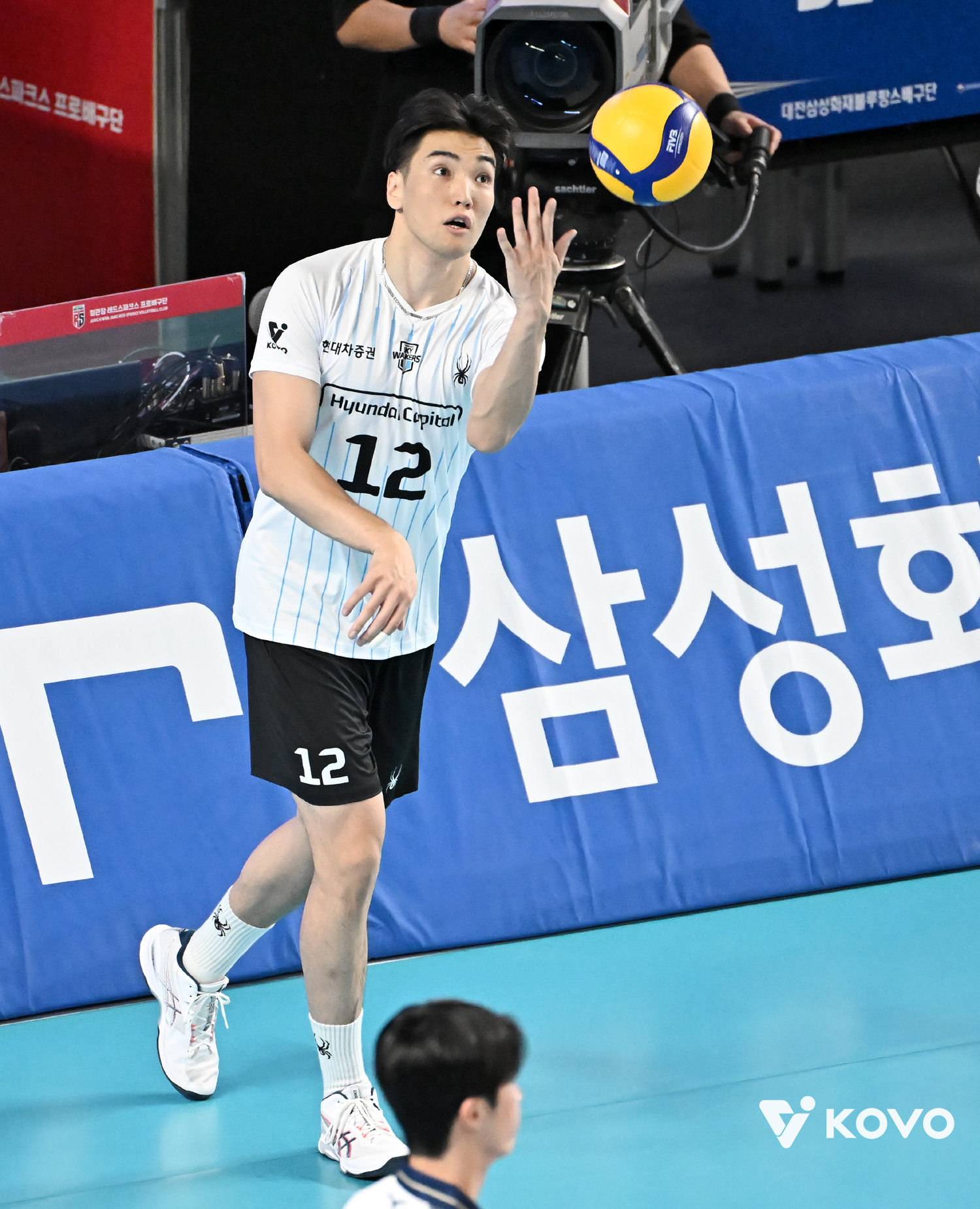 현대캐피탈 아시아쿼터 바야르사이한 밧수는 이번 시즌 V리그 남자부에서 아포짓 스파이커로서 대박조짐을 보이고 있다. 2시즌 전 미들블로커로서도 좋은 활약을 펼친 그는 새 옷을 입고 반드시 코리안드림을 이뤄내겠다는 각오다. 사진제공│KOVO