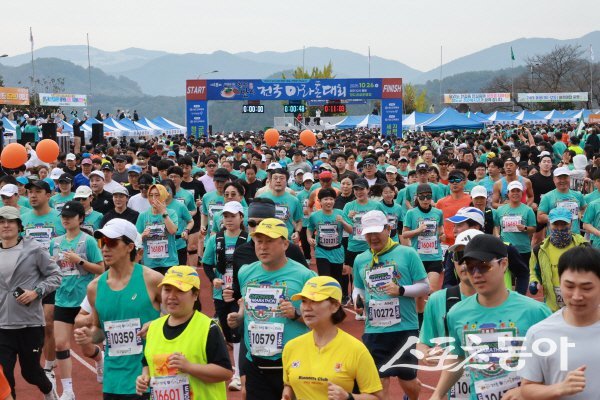 제18회 청도반시 전국마라톤대회 참가자들이 힘차게 출발하고 있다. 사진제공 ㅣ 청도군