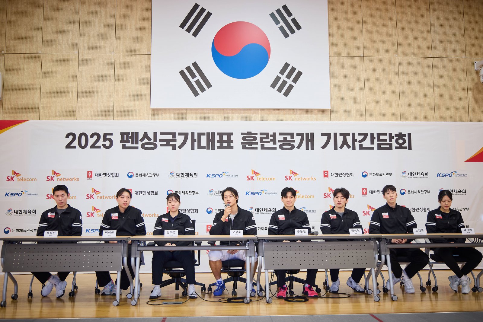 펜싱국가대표 선수들이 28일 진천국가대표선수촌에서 열린 펜싱국가대표 훈련공개 및 기자간담회에서 취재진의 질문에 답하고 있다. 사진제공|대한펜싱협회