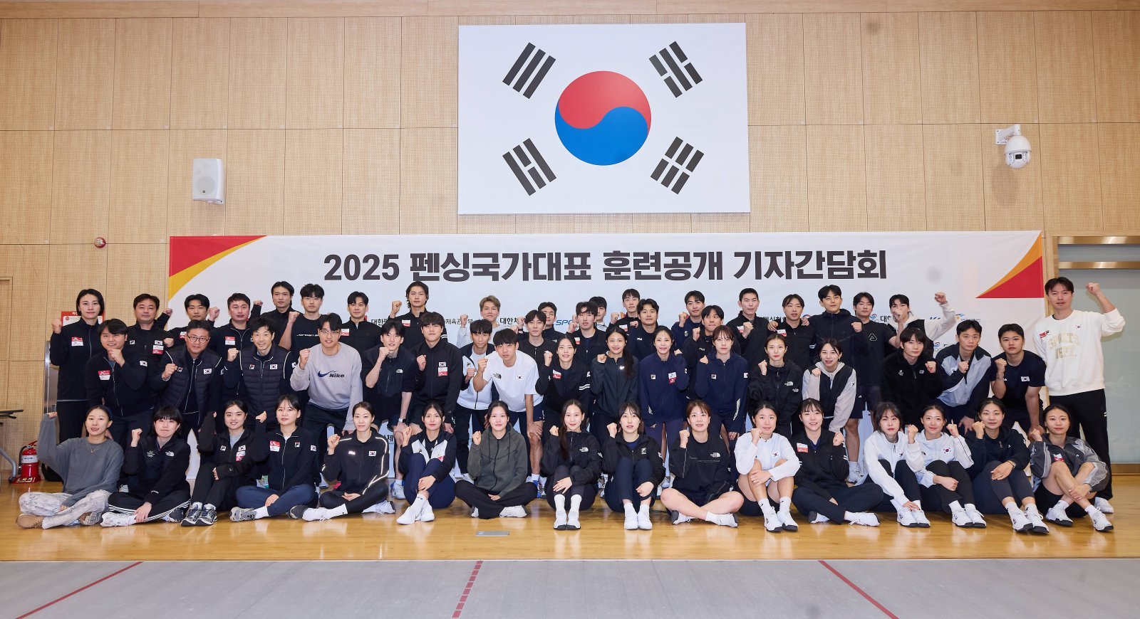 펜싱국가대표 선수들이 28일 진천국가대표선수촌에서 열린 펜싱국가대표 훈련공개 및 기자간담회에서 기념촬영을 하고 있다. 사진제공|대한펜싱협회
