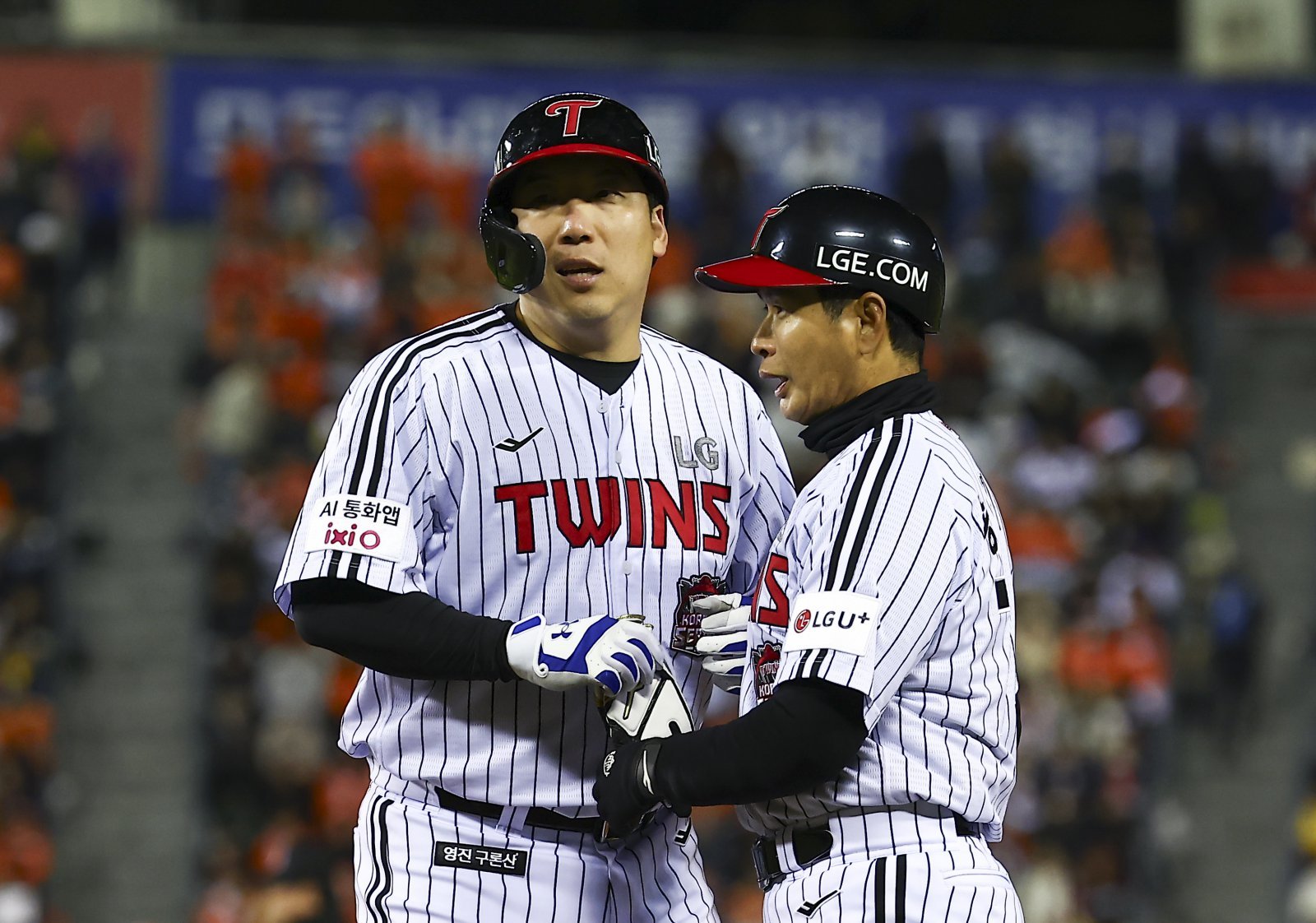 LG 김현수(왼쪽)는 PS 통산 103경기에 나섰지만, 여전히 가을야구는 쉽지 않은 무대다. 모든 것을 혼자 해결해야 한다는 부담을 내려놓은 것만 입단 초와 다르다. 김현수가 28일 잠실구장서 열린 한화와 KS 2차전 4회말 볼넷으로 출루한 뒤 덕아웃을 바라보고 있다. 뉴시스