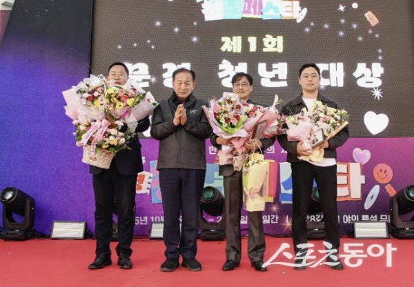 문경시가 지난 26일 ‘2025 문경청년페스타’가 끝난 후 기념촬영을 하고 있는 모습. 사진제공ㅣ문경시