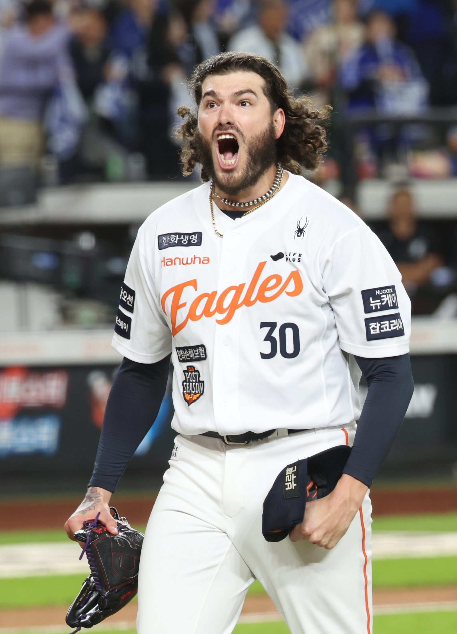 한화 코디 폰세가 24일 대전한화생명볼파크에서 열린 ‘2025 신한 SOL 뱅크 KBO 포스트시즌(PS)’ 삼성과 플레이오프 5차전에서 5회초를 마무리한 뒤 덕아웃으로 향하며 포효하고 있다. 뉴시스