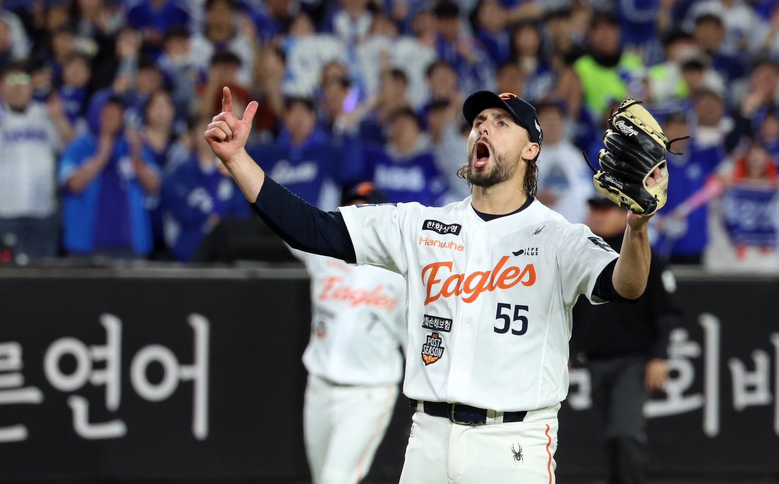 한화 라이언 와이스가 24일 대전한화생명볼파크에서 열린 ‘2025 신한 SOL 뱅크 KBO 포스트시즌(PS)’ 삼성과 플레이오프 5차전에서 팀의 11-2 승리를 확정한 뒤 포효하고 있다. 뉴시스