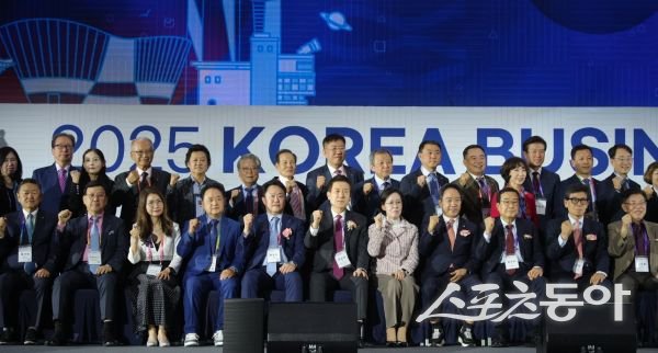 제29차 세계한인경제인대회&2025 KOREA BUSINESS EXPO INCHEON에서 단체 기념촬영을 하고 있는 모습. 사진제공ㅣ포항