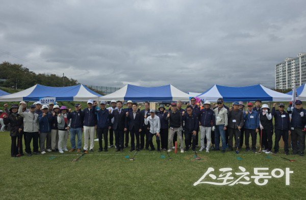 제2회 김천시장기 그라운드골프대회가 끝난 후 기념촬영을 하고 있는 모습. 사진제공ㅣ김천시