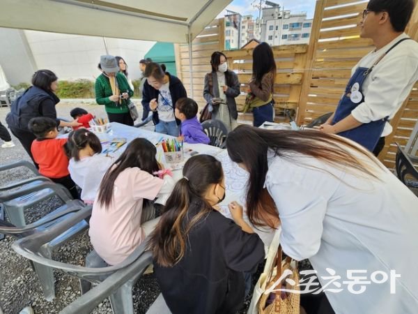 경산시가 지난해 개최한 ‘제1회 경산만화축제’ 에서 시민들이 만화를 그리고 있는 모습. 사진제공ㅣ경산시