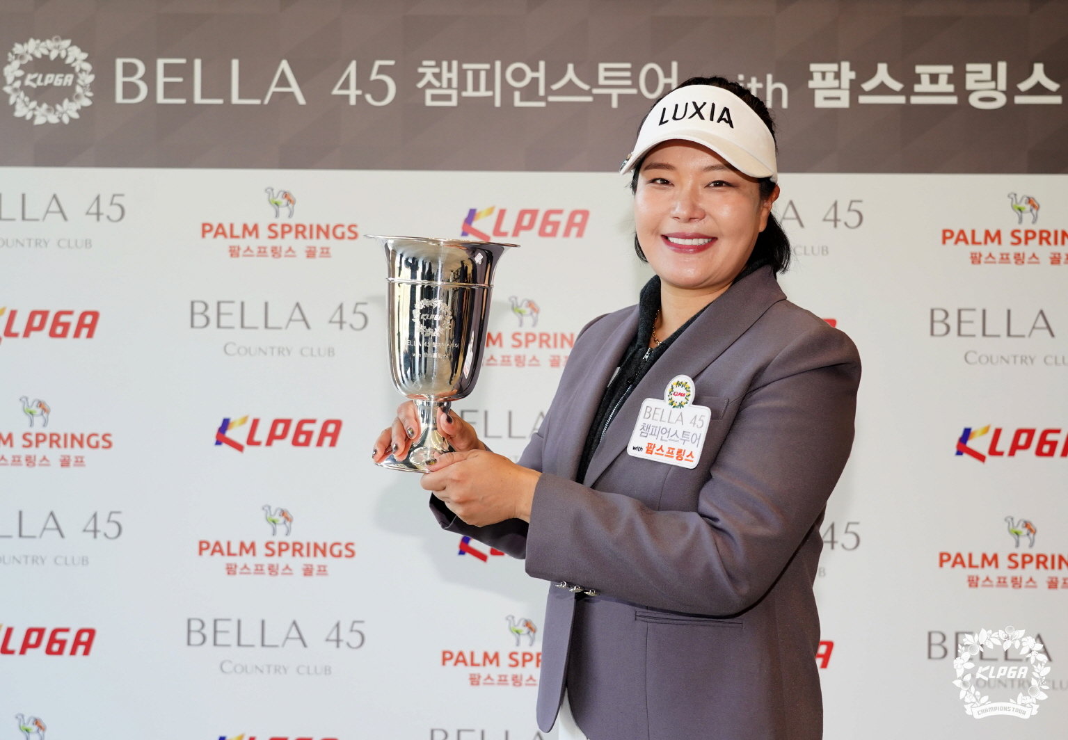 최혜정이 KLPGA 2025 벨라45 챔피언스투어 with 팜스프링스 8차전에서 우승을 차지한 뒤 챔피언 트로피를 들고 포즈를 취하고 있다. 사진제공 | KLPGA
