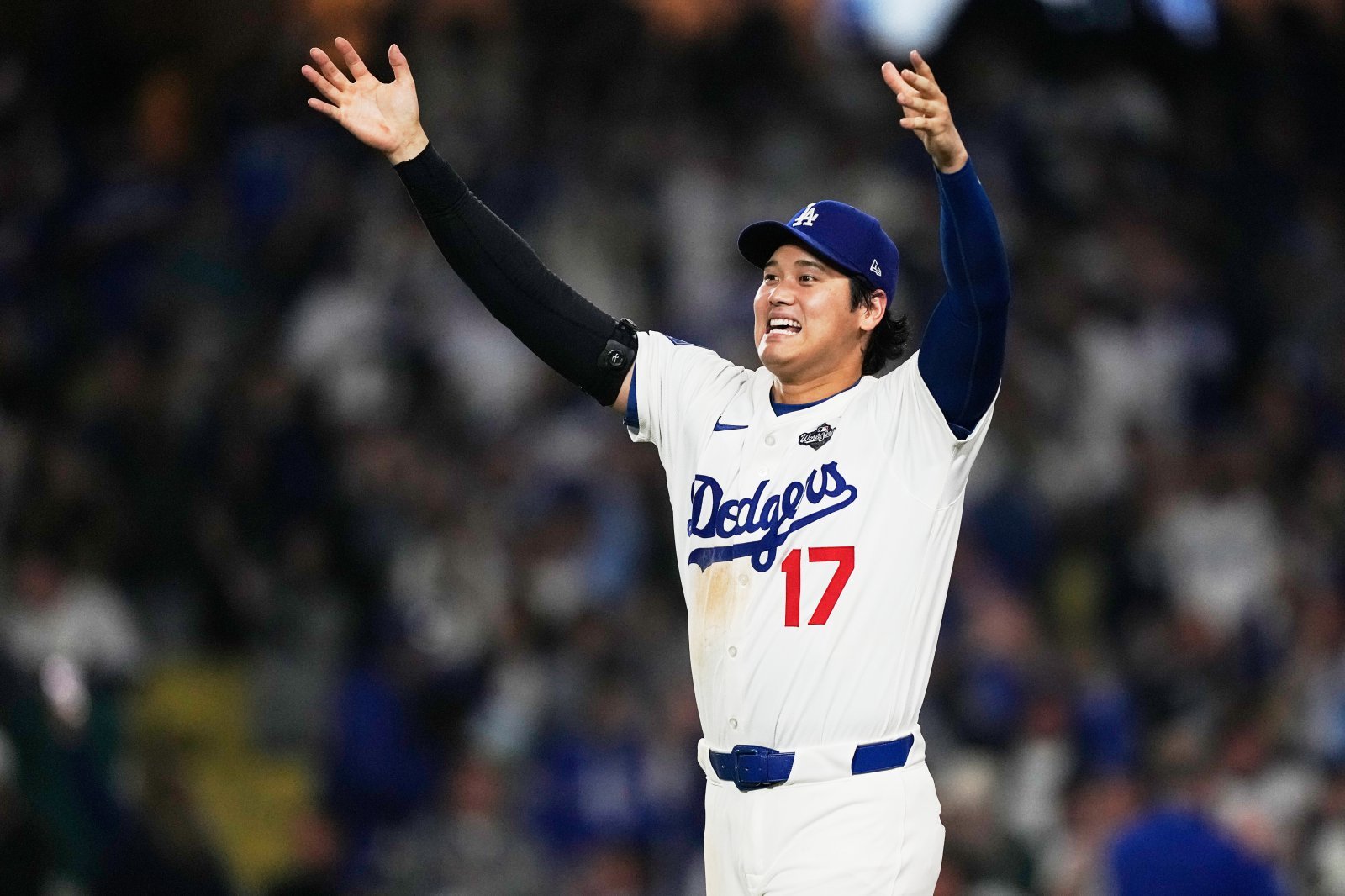 LA 다저스 오타니 쇼헤이가 28일(한국시간) 다저스타디움서 열린 토론토와 WS 3차전에서 승리한 뒤 환호하고 있다. 이날 4안타 2홈런 5볼넷을 기록한 오타니는 역대 PS 한 경기 최다출루(9출루) 신기록을 작성했다. WS 역대 최장 이닝 타이의 가는 혈투 끝에 6-5로 승리한 다저스는 시리즈 전적 2승1패를 마크했다. LAㅣAP뉴시스