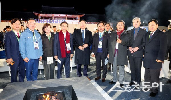 대한상공회의소 최태원 회장이 주관한 APEC CEO SUMMIT 공식 환영 만찬에 이철우 경북도지사와 관계자들이 참석했다. 사진제공 ㅣ 경북도