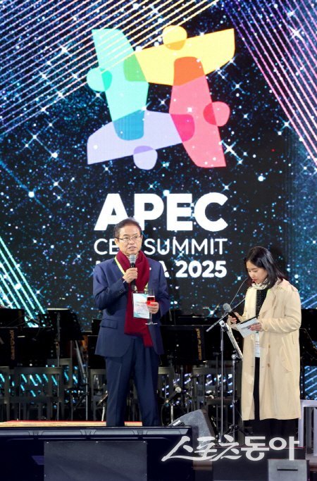 이철우 경북도지사가 APEC CEO SUMMIT 공식 환영 만찬서 건배사를 하고 있다. 사진제공 ㅣ 경북도