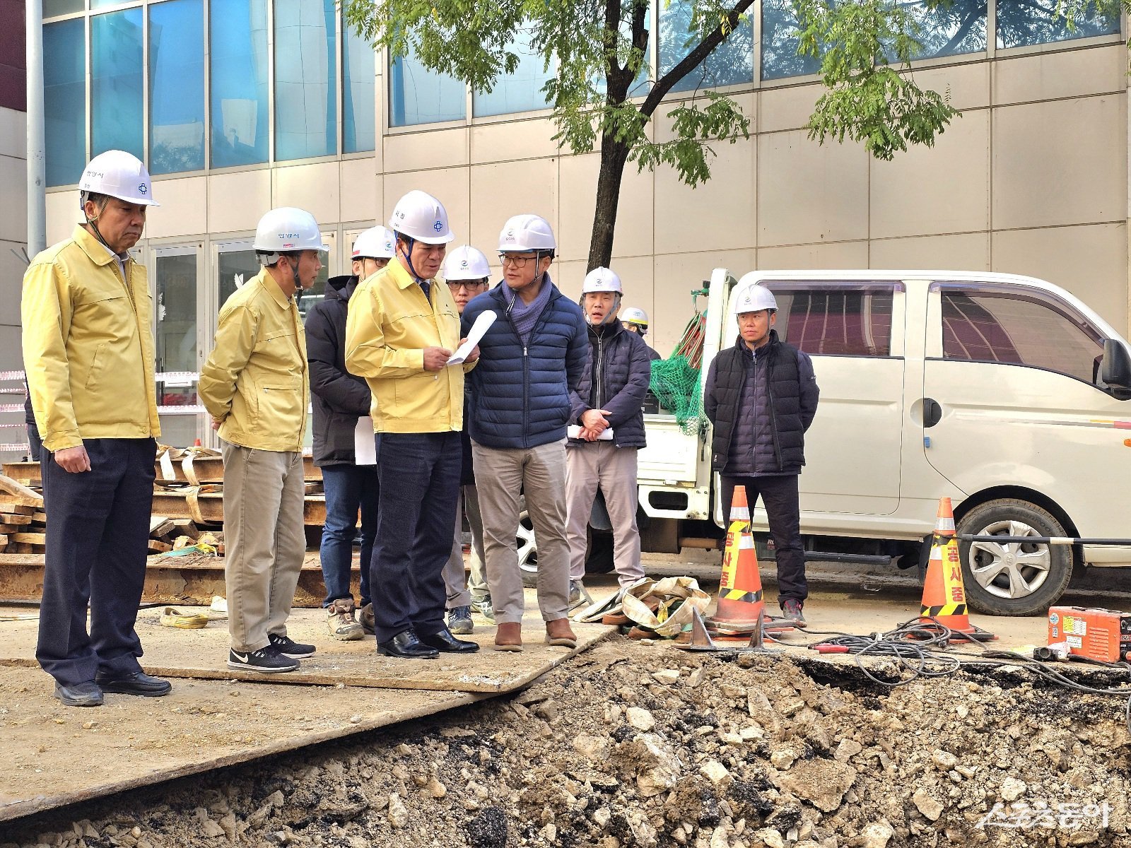 최대호 안양시장은 28일 오후 3시 30분 사고 현장을 방문해 “신속하게 복구가 진행돼 추운 날씨에 시민들이 겪는 불편을 최소화해야 한다”고 강조했다. 사진제공|안양시