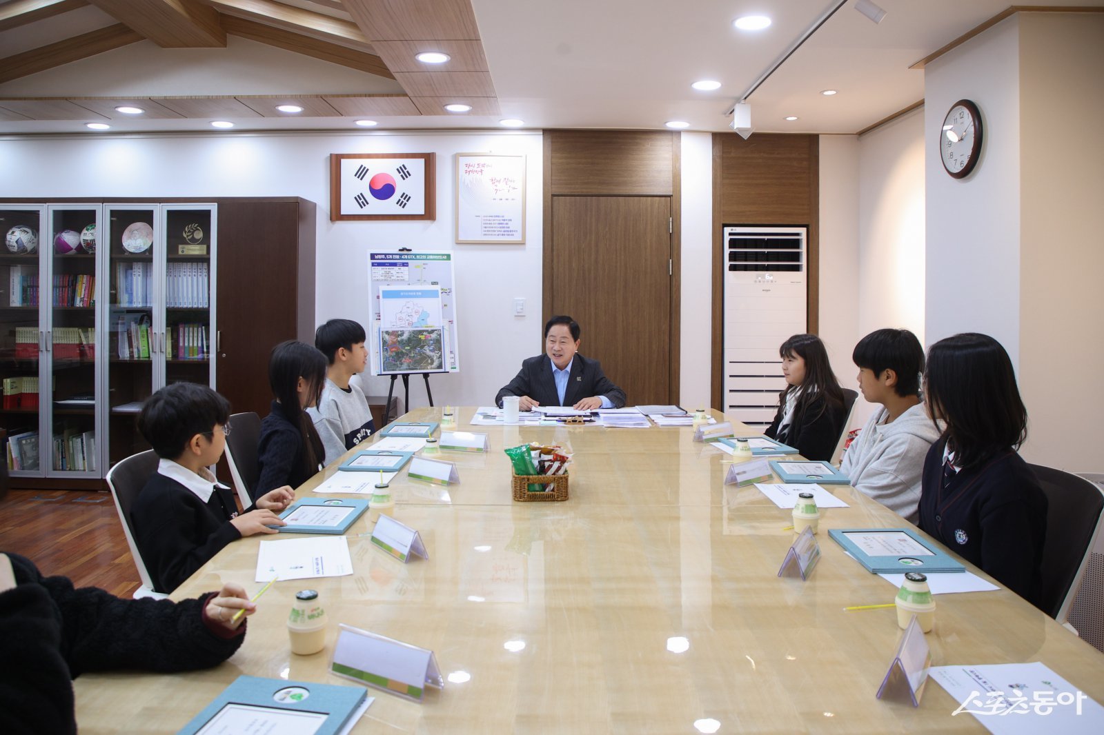 주광덕 시장(가운데)은 28일 시청에서 관내 초등·중학생 8명을 대상으로 ‘제26기 1일 명예시장’과 대화를 하하고 있다. 사진제공ㅣ남양주시