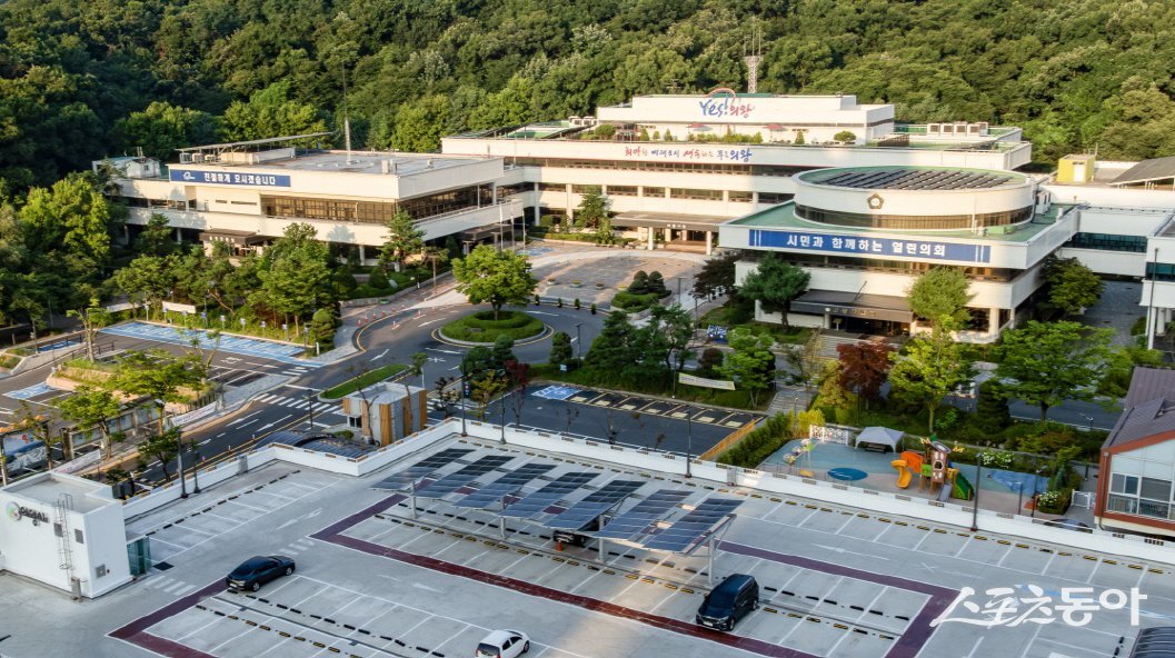 의왕시(시장 김성제)가 행정안전부와 국민권익위원회가 공동 주관한 ‘2024년 민원서비스 종합평가’에서 2년 연속 최우수 등급을 받았다(의왕시청 전경). 사진제공|의왕시