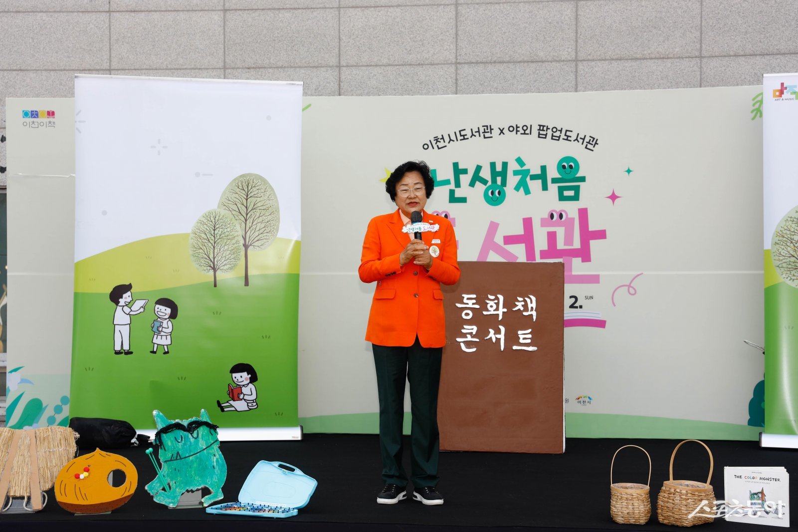 이천시(시장 김경희)가 운영 중인 야외 팝업도서관 ‘난생처음 도서관’이 개막 2주 차 만에 누적 방문객 1만 명을 기록하며 시민들의 관심을 모으고 있다. 사진제공｜이천시