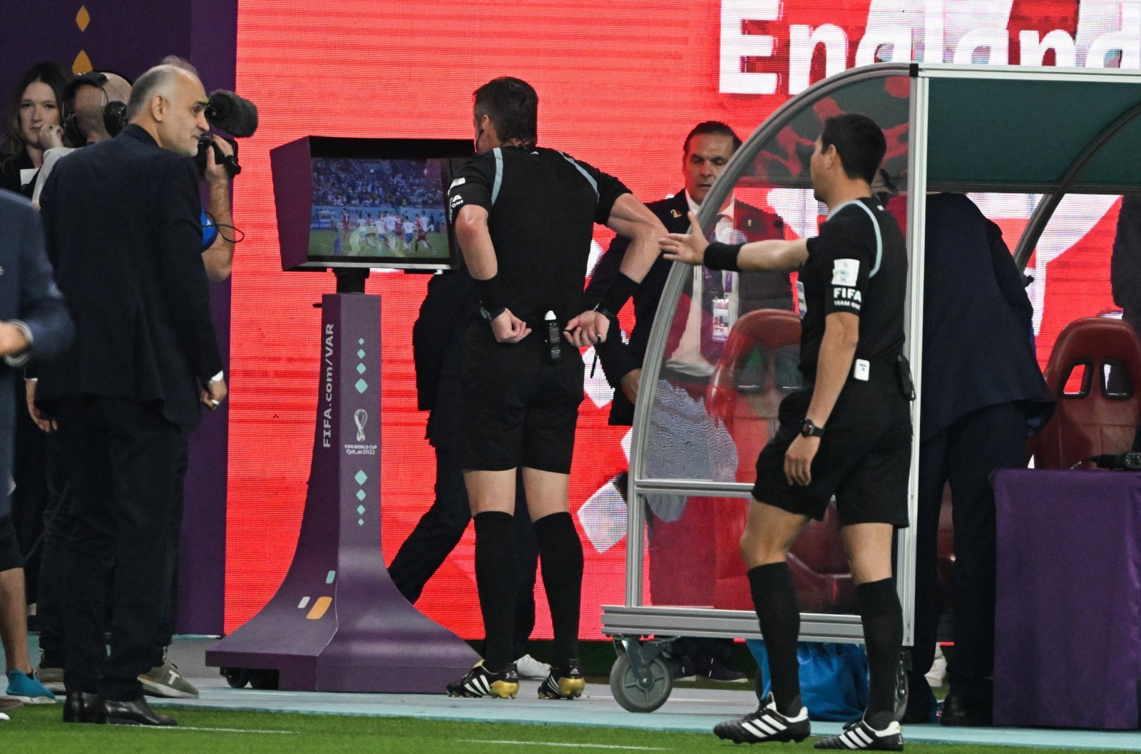 글로벌 스포츠 매체 ‘디 애슬레틱’은 29일(한국시간) “국제축구평의회(IFAB)가 비디오판독(VAR)의 개입 범위를 ‘명백한 오심이 있는 옐로카드’ 상황까지 확대하는 방안을 논의했다”고 보도했다. 도하(카타르)|신화뉴시스