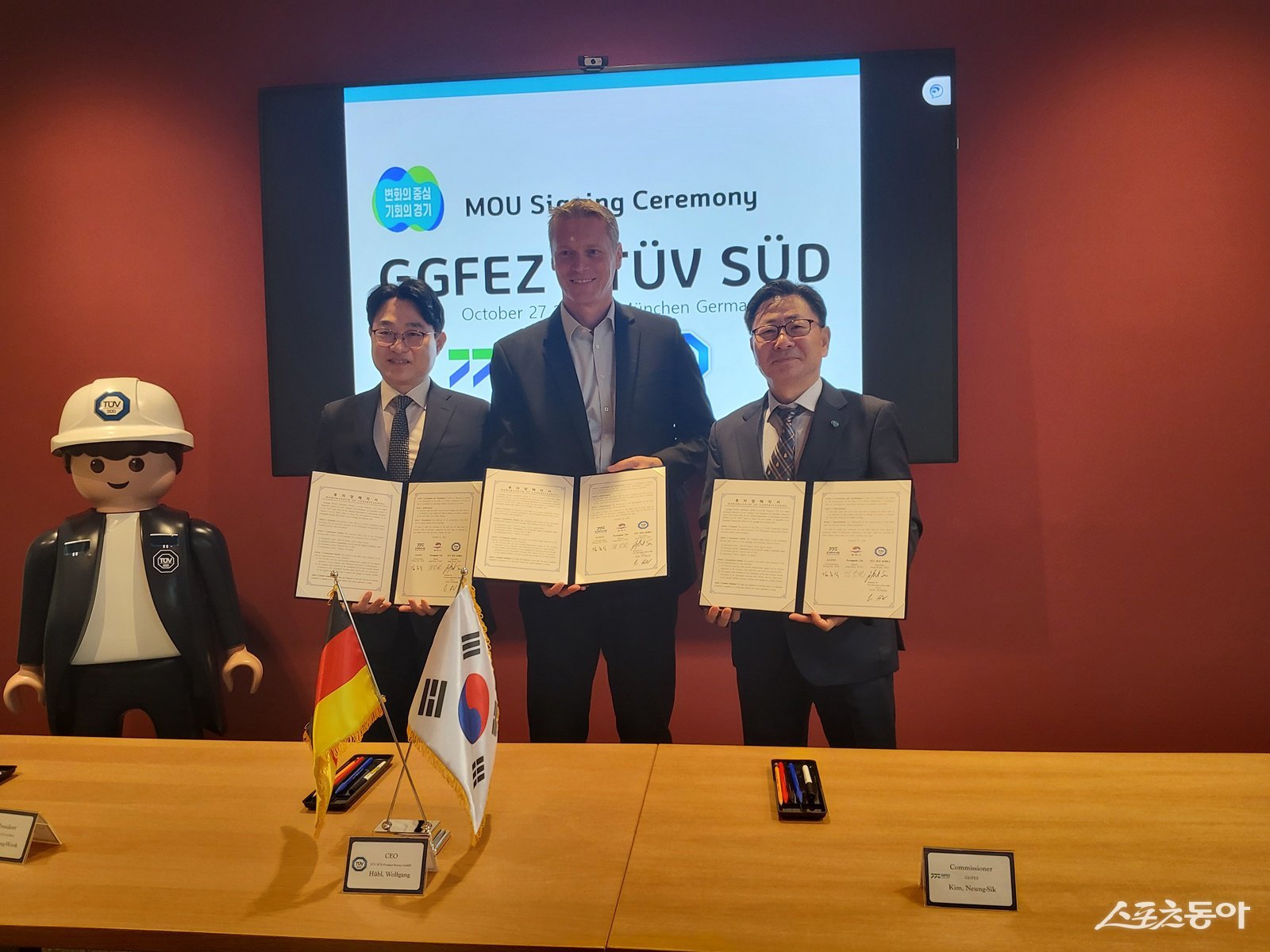 김능식 경기경제자유구역청장은 현지 시각 27일 독일 뮌헨 티유브이슈드 본사에서 휘블 볼프강 회장 및 서정욱 한국대표와 투자협약을 체결했다(왼쪽부터 서정욱 TUV SUD KOREA 대표, 휘블 볼프강 독일 티유브이슈드 회장, 김능식 경기경제청장). 사진제공|경기도
