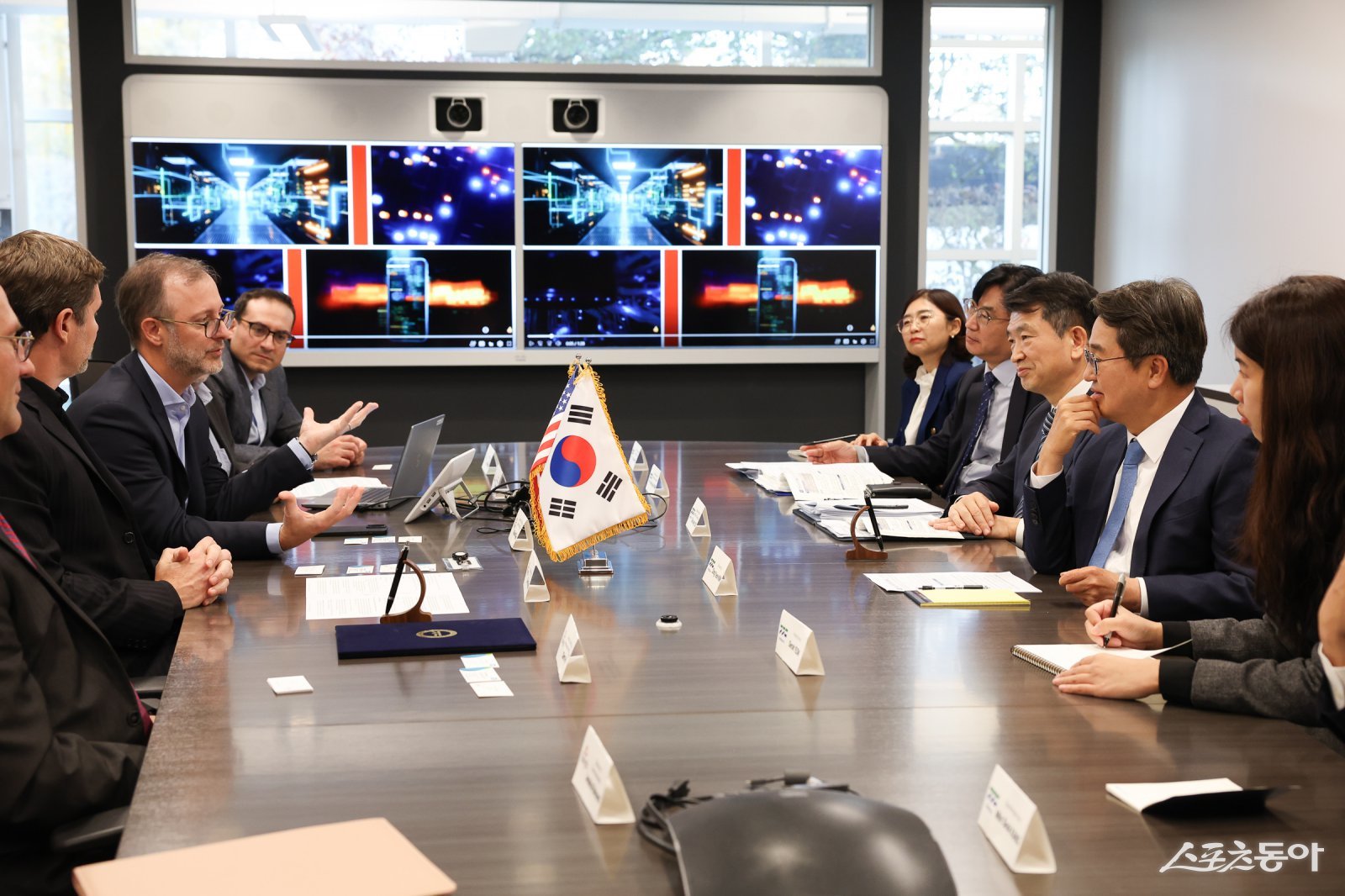 김동연 경기도지사가 미국 보스턴을 방문한 ‘글로벌 달달투어’에서 1,640억 원 규모의 반도체기업 투자유치와 화성 국제테마파크 사업 5조 원대 추가 투자 유치에 성공하며, 임기 중 목표로 제시한 ‘투자유치 100조+α’를 조기 달성했다(인테그리스 투자협약 모습). 사진제공|경기도