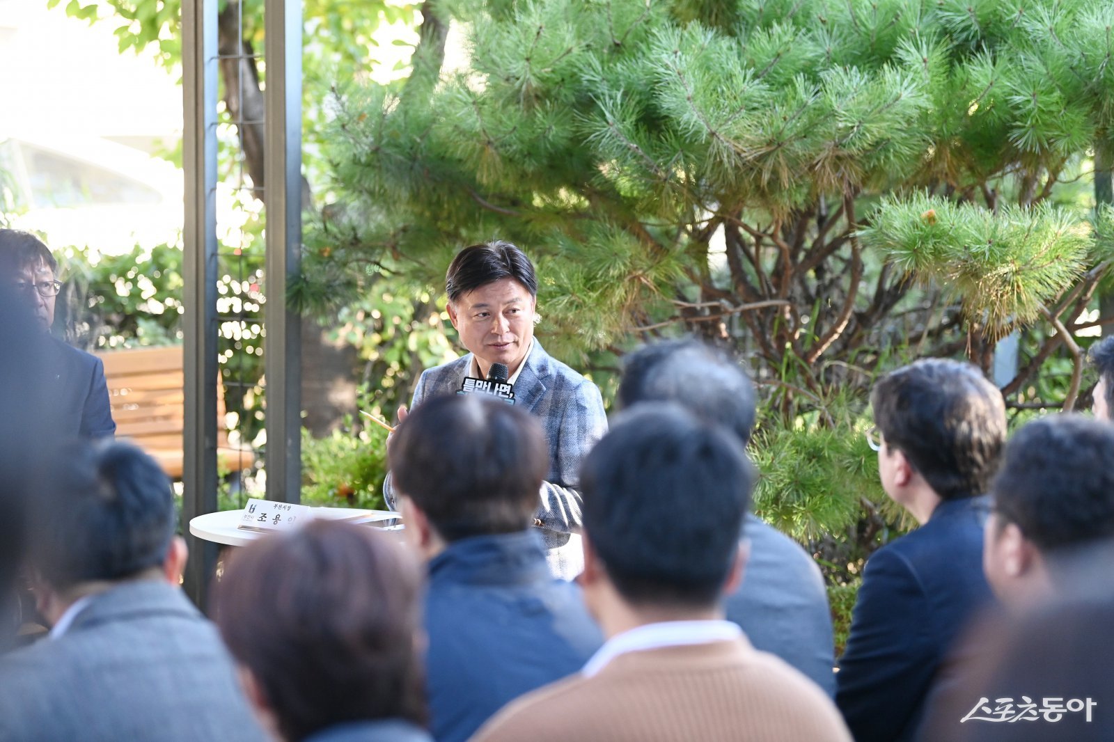 조용익 부천시장이 지난 27일, 고라개공원에서 열린 ‘틈만나면, 현장속으로’ 에서 레미콘 공장 일대 환경오염 최소화를 위해 주민 및 업체 관계자와 의견을 나누고 있다. 사진제공|부천시