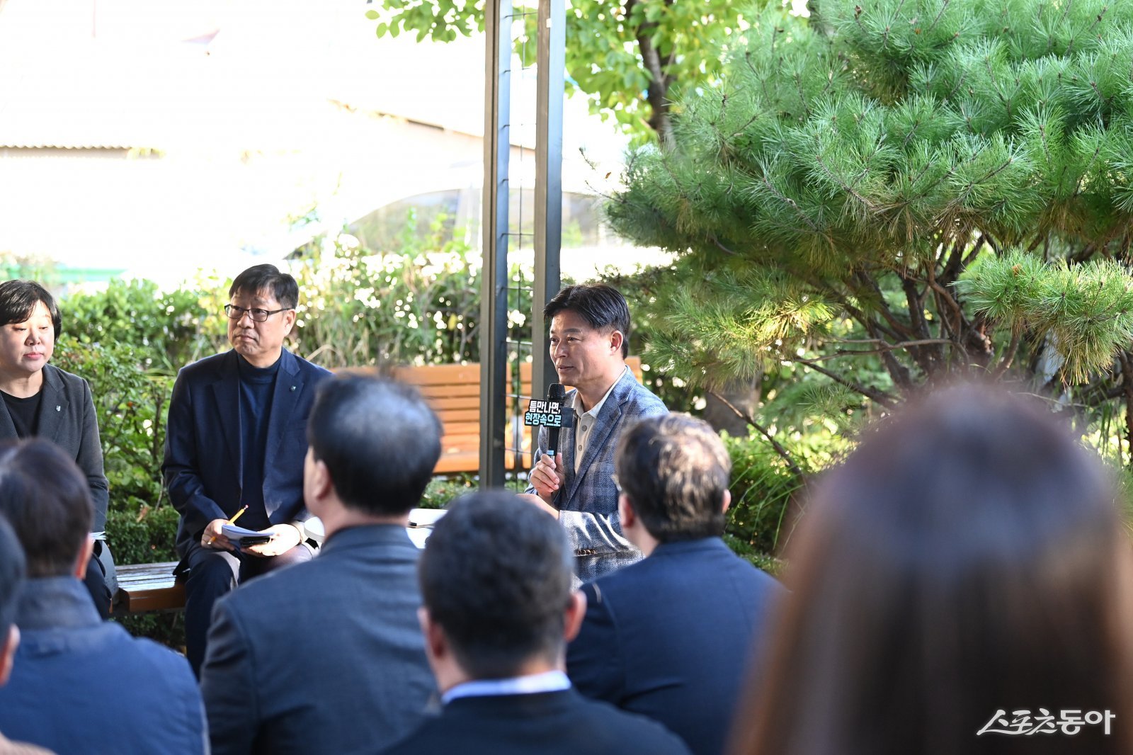 조용익 부천시장이 지난 27일, 고라개공원에서 열린 ‘틈만나면, 현장속으로’ 에서 레미콘 공장 일대 환경오염 최소화를 위해 주민 및 업체 관계자와 의견을 나누고 있다. 사진제공|부천시