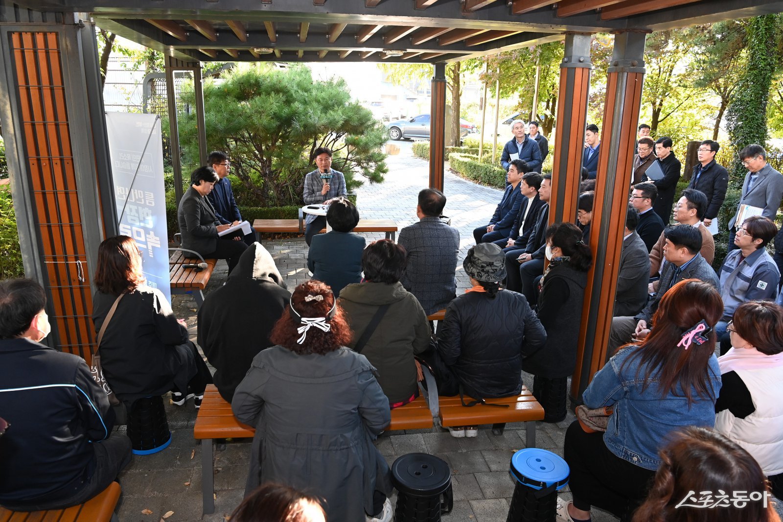 조용익 부천시장이 지난 27일, 고라개공원에서 열린 ‘틈만나면, 현장속으로’ 에서 레미콘 공장 일대 환경오염 최소화를 위해 주민 및 업체 관계자와 의견을 나누고 있다. 사진제공|부천시