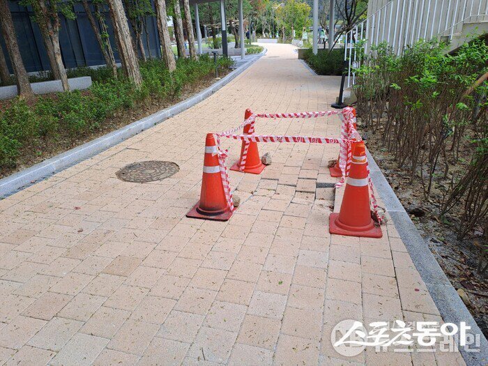 2025년 9월 26일 주변도로 침하 모습. 27일 현재 보완공사 했다고 밝혔음. 사진ㅣ뉴스브레인