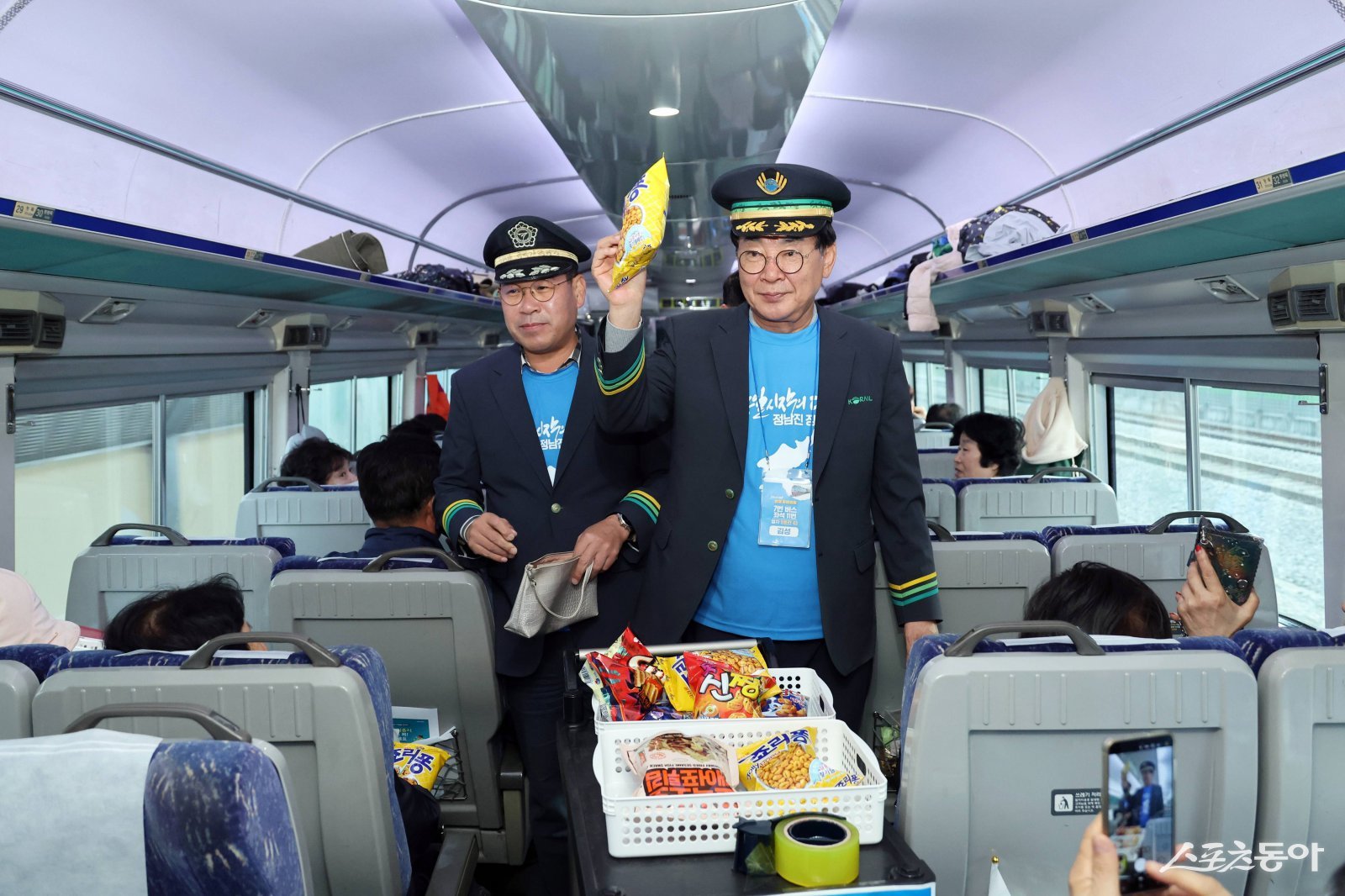 김성 장흥군수와 김재승 장흥군의회 의장이 옛날 역무원 복장을 하고 객차 사이를 오가며 탄산음료, 오징어, 땅콩 등 추억의 간식을 직접 판매해 참가자들의 호응을 받았다. 사진제공=장흥군