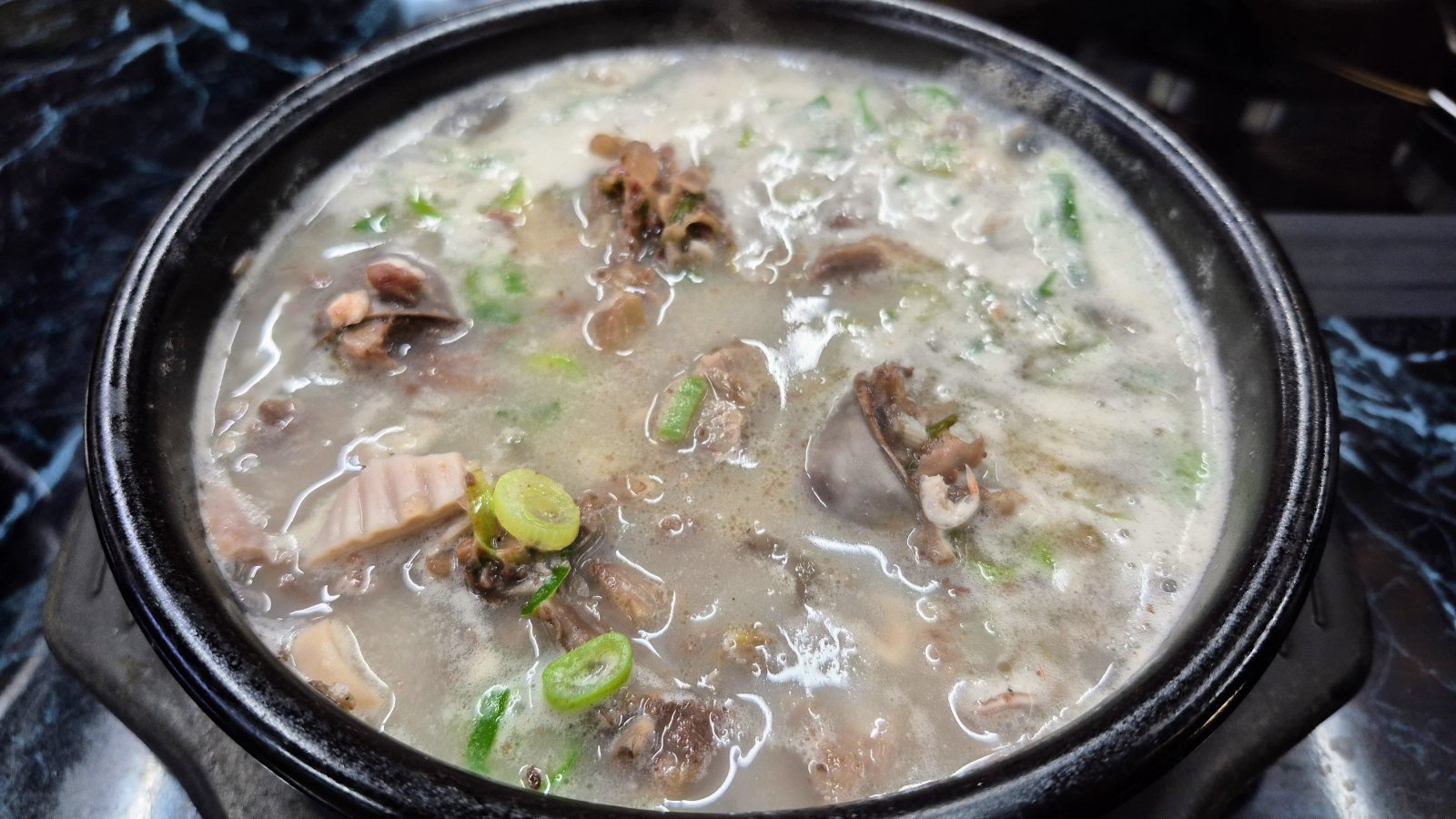 천안 박순자아우내순대의 순댓국. 구수하고 끈끈한 국물에 큼직한 병천 순대와 부속고기가 넉넉히 들어있다. 천안 | 양형모 기자