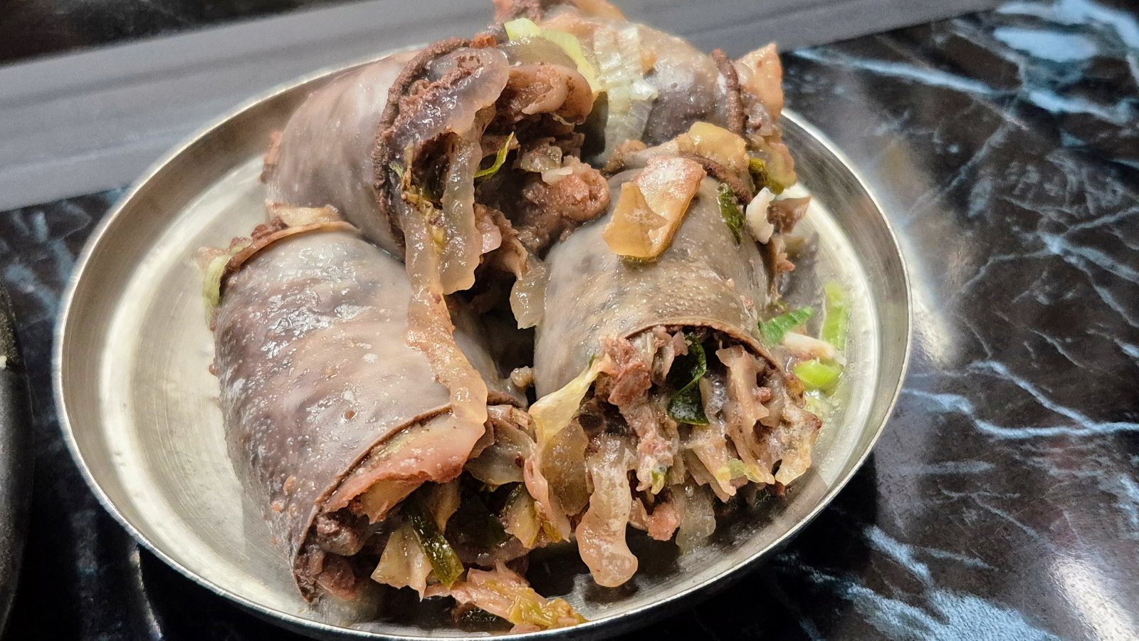 순댓국에 들어가는 병천순대. 선지와 소창이 맛의 핵심이다.