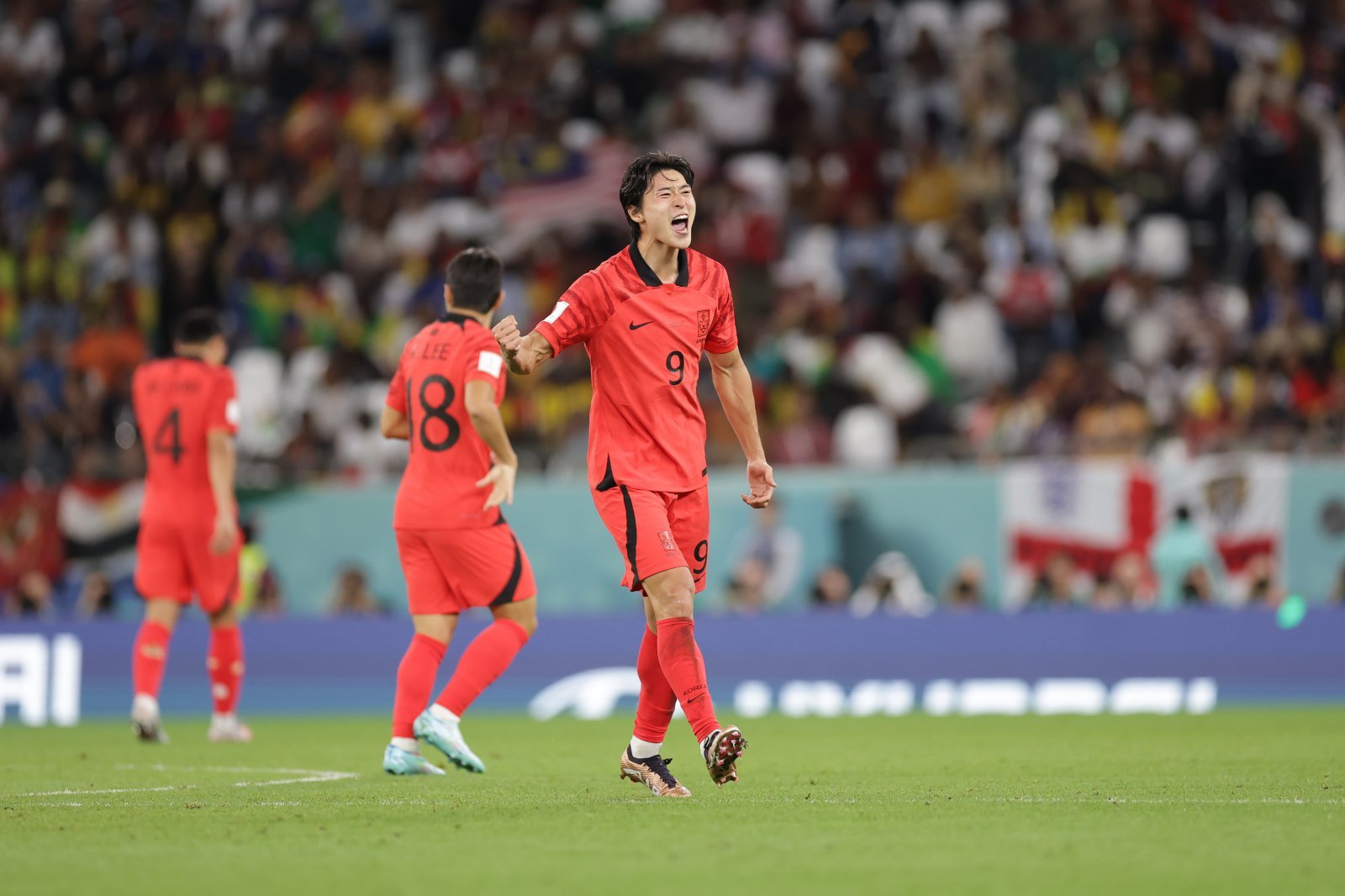 축구대표팀 조규성이 2022년 11월 28일 도하의 에듀케이션시티 스타디움에서 열린 가나와 2022카타르월드컵 조별리그 2차전에서 득점한 뒤 주먹을 불끈 쥐어보이며 환호하고 있다. 사진제공|대한축구협회
