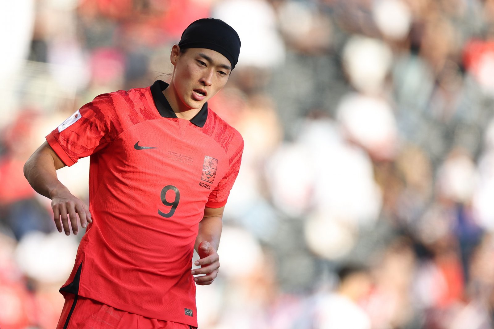 축구대표팀 조규성이 지난해 1월 15일 도하의 자심 빈 하마드 스타디움에서 열린 바레인과 2023카타르아시안컵 조별리그 1차전에서 동료들의 움직임을 살피고 있다. 사진제공|대한축구협회