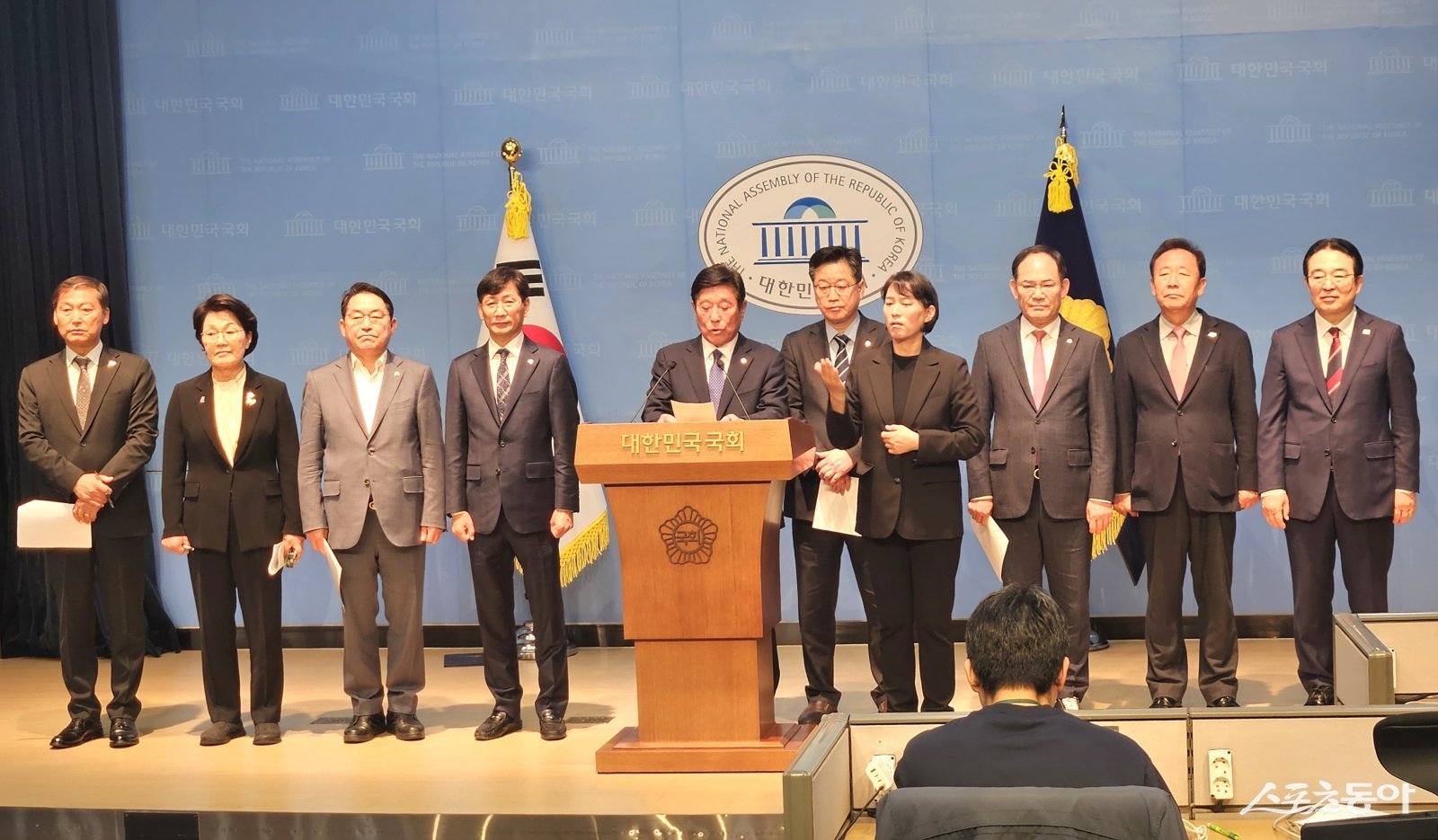 성·진안·장수·봉화·옥천 5개 군이 29일 오전 국회 소통관에서 “농어촌 기본소득 시범사업은 12개 군 모두에서 전면 시행돼야 한다”며 정부의 추가 예산 확보와 시범지역 확대를 강력히 촉구했다. 사진제공=곡성군