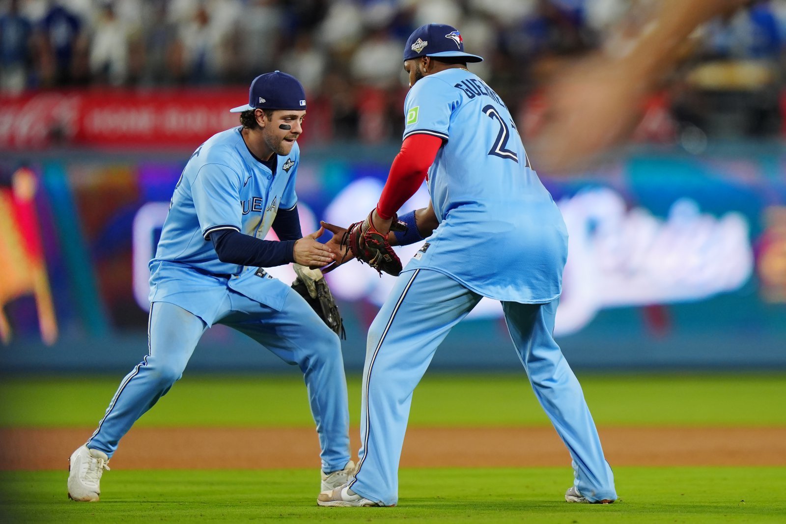 토론토 블라디미르 게레로 주니어(오른쪽)와 어니 클레멘트가 29일(한국시간) 다저스타디움서 열린 LA 다저스와 WS 4차전에서 승리한 뒤 세리머니를 하고 있다. 전날 연장 18회말 끝에 패한 후유증을 극복한 토론토는 6-2로 승리하며 2승2패로 균형을 맞췄다. LA|AP뉴시스