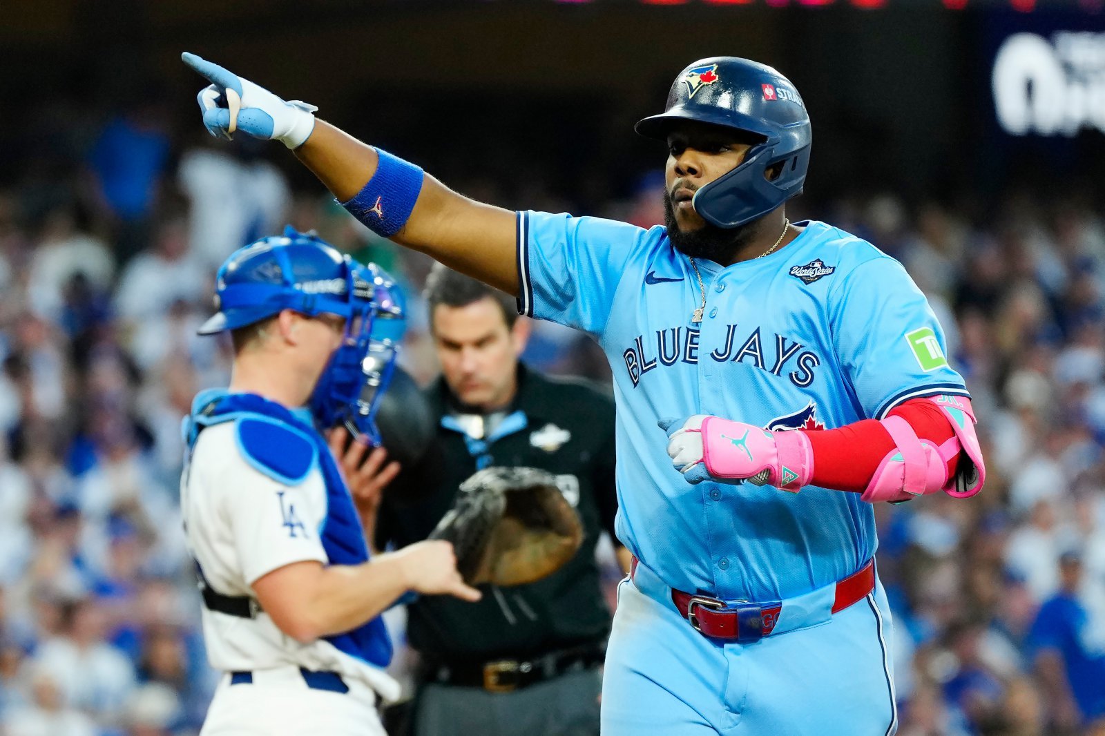 토론토 블라디미르 게레로 주니어(오른쪽)가 29일(한국시간) 다저스타디움서 열린 LA 다저스와 WS 4차전 3회초 1사 1루서 역전 2점홈런을 쳐낸 뒤 환호하고 있다. 전날 연장 18회말 끝에 패한 후유증을 극복한 토론토는 6-2로 승리하며 2승2패로 균형을 맞췄다. LA|AP뉴시스