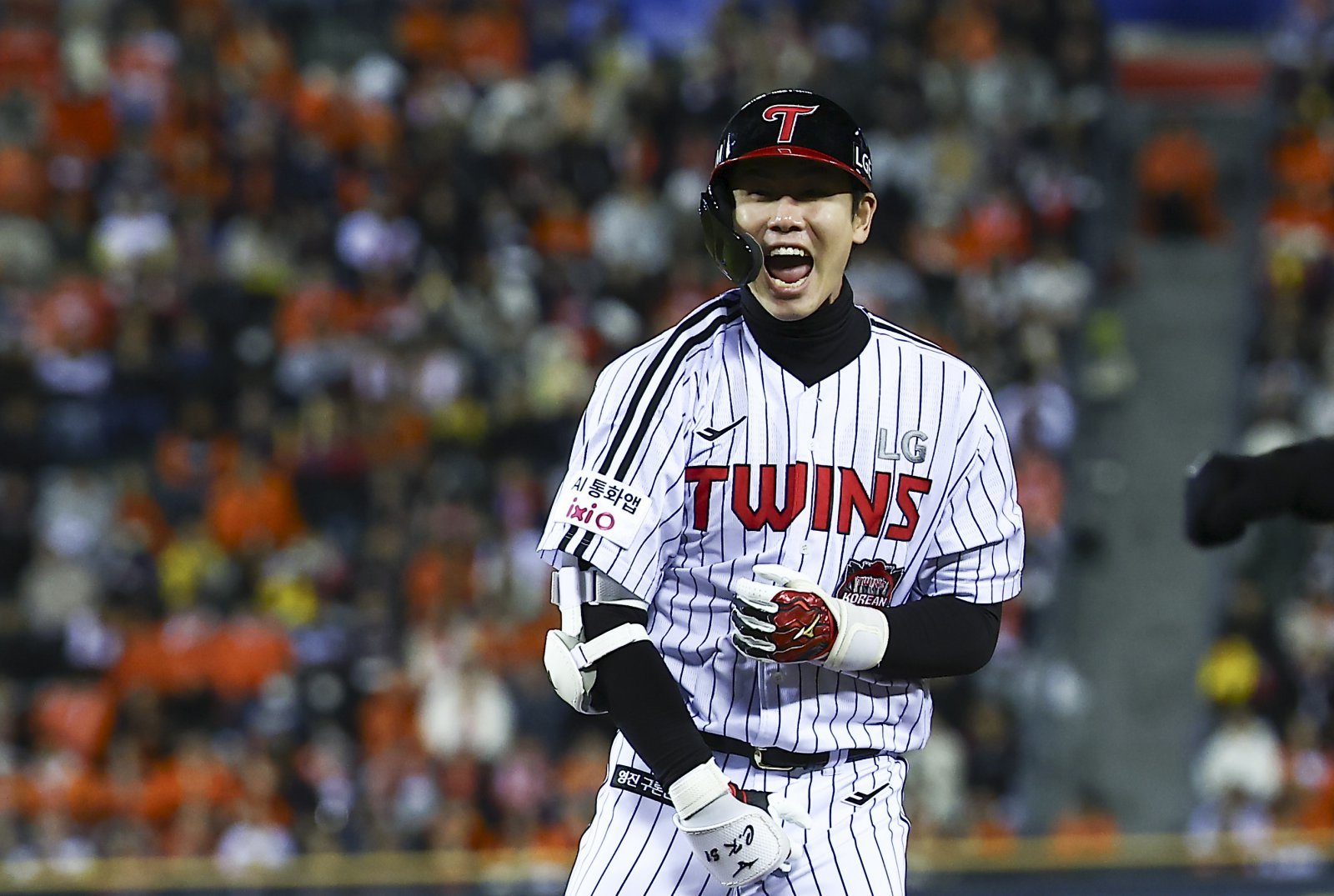 LG 홍창기가 27일 잠실구장에서 열린 ‘2025 신한 SOL 뱅크 KBO PS’ 한화와 한국시리즈 2차전 2회말 2사 2루 찬스에서 1타점 적시타를 때린 뒤 크게 기뻐하고 있다. 뉴시스